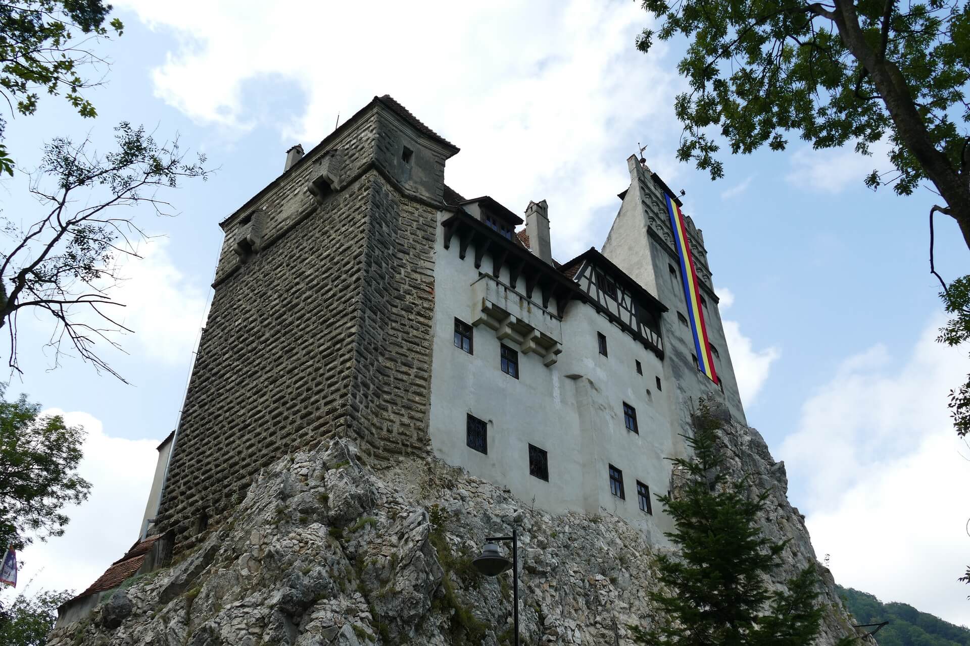Как еще называют замок бран в румынии. Карпаты замок Дракулы. Румыния Карпаты Трансильвания. Замок Дракулы в Румынии. Карпаты Румыния Дракула.